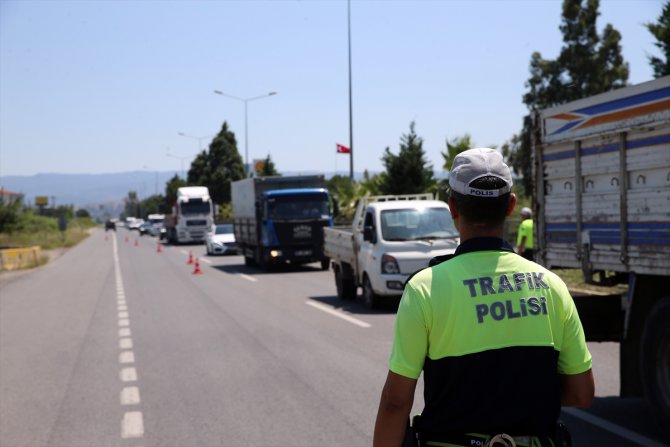 Kurban Bayramı öncesi turizm kentlerinin geçiş güzergahı Aydın'da trafik denetimi artırıldı