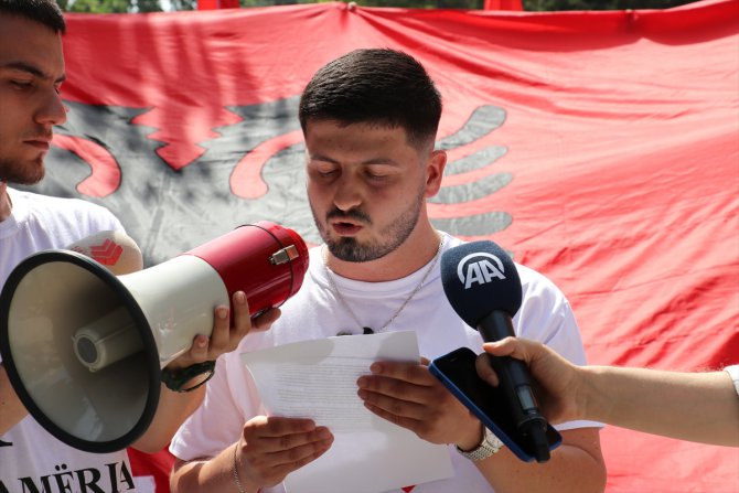 Kuzey Makedonya'daki Yunanistan Büyükelçiliği önünde "Çamerya" gösterisi