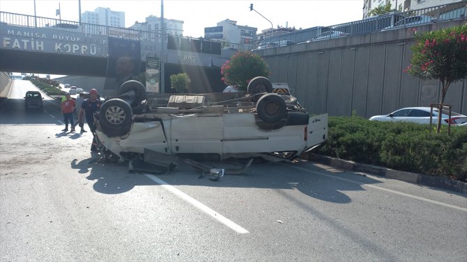 Manisa'da üst geçitten düşen minibüsün sürücüsü yaralandı