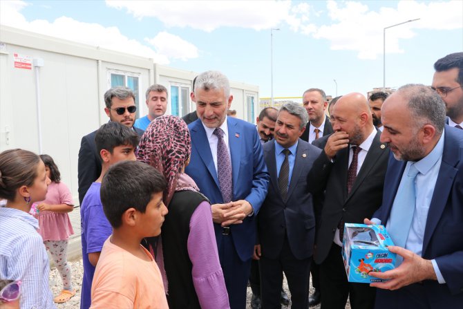 Ticaret Bakanı Bolat, Adıyaman'da konteyner kenti gezdi