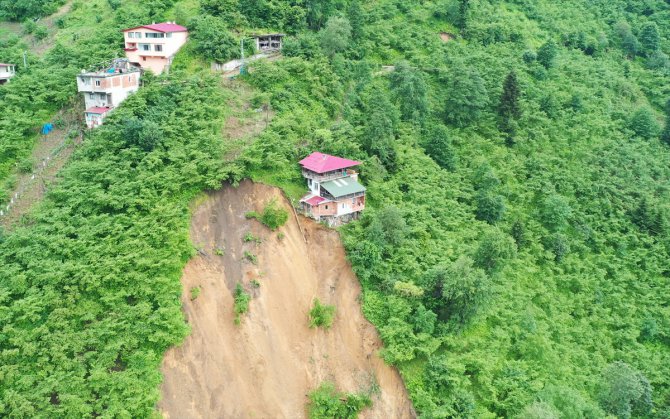 GÜNCELLEME - Trabzon'da heyelan müstakil 3 ev için tehlike oluşturdu