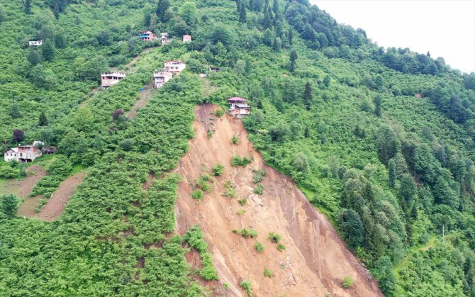 GÜNCELLEME - Trabzon'da heyelan müstakil 3 ev için tehlike oluşturdu