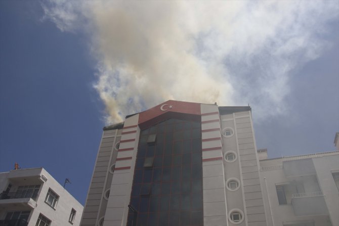Uşak'ta iş merkezinin çatısında çıkan yangın söndürüldü
