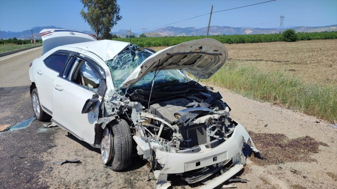 Adana'da traktörle çarpışan otomobildeki sürücü, eşi ve oğlu yaralandı
