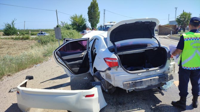 Adana'da traktörle çarpışan otomobildeki sürücü, eşi ve oğlu yaralandı
