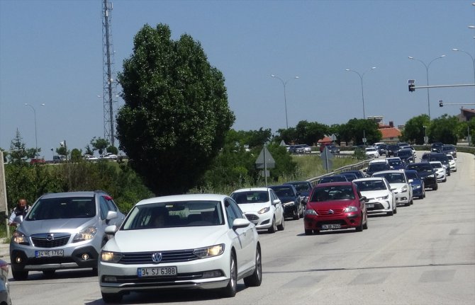 Afyonkarahisar - Antalya kara yolunda bayram trafiği yoğunluğu