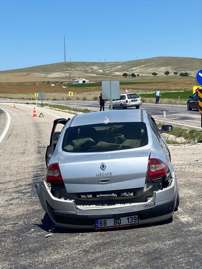Aksaray'da iki otomobilin çarpışması sonucu 3'ü çocuk 7 kişi yaralandı