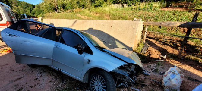 Bayram tatiline geldikleri Bartın'da trafik kazası geçiren aynı aileden 3 kişi öldü