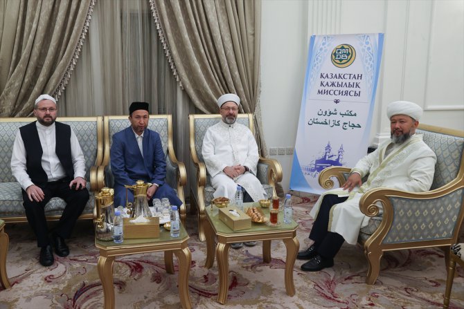 Diyanet İşleri Başkanı Erbaş, Mekke'de Kazakistan hacı adaylarıyla bir araya geldi
