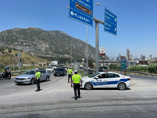 Ege'de turizm merkezleri bağlantı yollarında trafik yoğunluğu sürüyor
