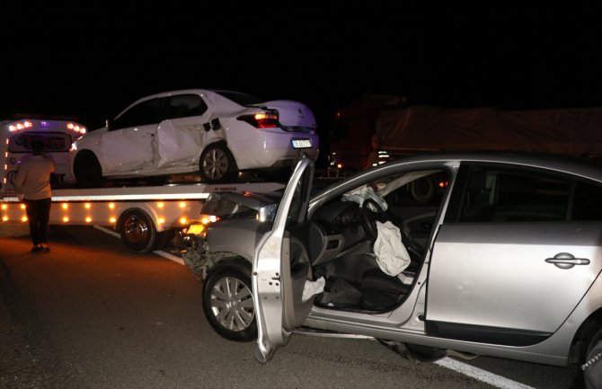 Erzincan'da iki otomobil çarpıştı, 12 kişi yaralandı