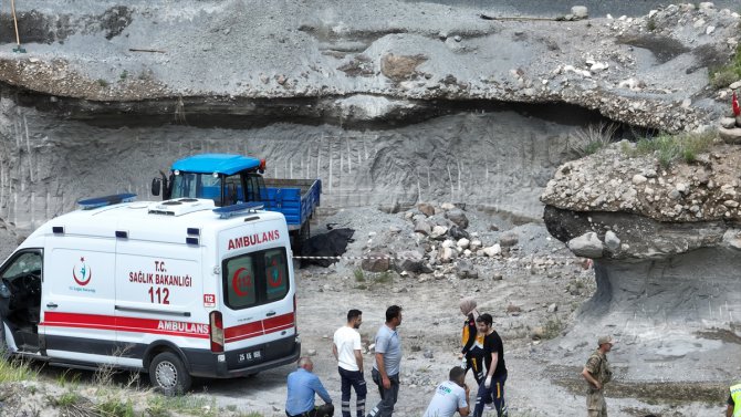 Erzurum'da kum almak için gittiği ocakta üzerine taş düşen kişi öldü
