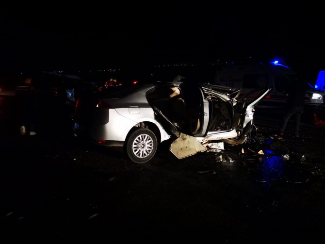 Gaziantep'te hafif ticari araç ile otomobil çarpıştı, 6 kişi öldü
