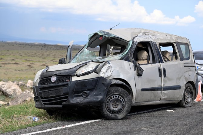 Kars'ta iki otomobilin çarpıştığı kazada 3'ü çocuk 12 kişi yaralandı