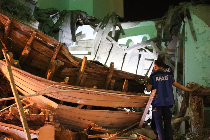 Kırklareli'nde 2 katlı metruk bina çöktü