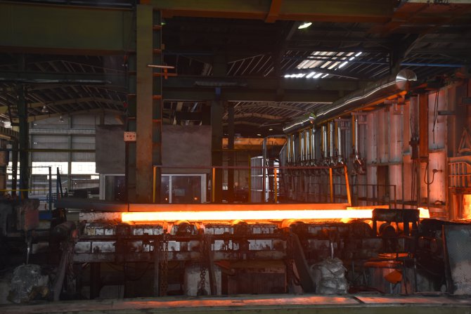 Kirman'daki fabrikalar, ülkenin inşaat demiri ihtiyacını karşılamak için üretim yapıyor