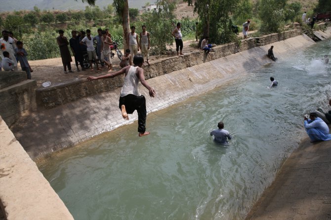 Pakistan'da 40 dereceyi aşan hava sıcaklıkları hayatı olumsuz etkiliyor