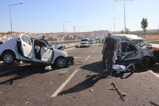 Şanlıurfa'da otomobil ile hafif ticari aracın çarpıştığı kazada 5 kişi yaralandı