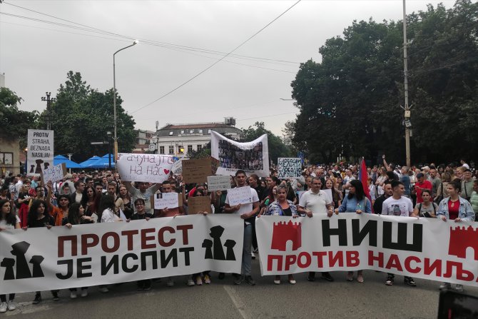 Sırbistan'daki şiddet karşıtı gösteriler sürüyor