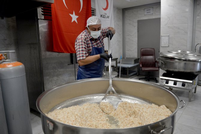 Türk Kızılay deprem bölgesinde yemek dağıtımını sürdürüyor