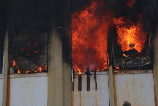 Adana'da iş merkezindeki atölyede çıkan yangın söndürüldü