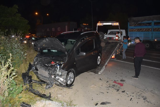 Afyonkarahisar'da 4 aracın karıştığı trafik kazasında 7 kişi yaralandı