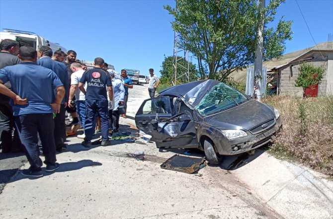 Bitlis'te otomobil ile hafif ticari aracın çarpışması sonucu 5 kişi yaralandı