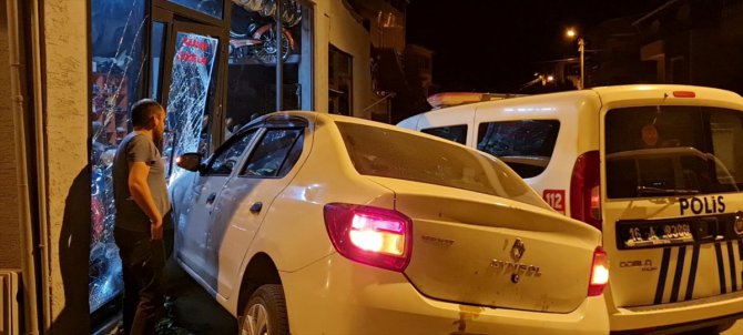 Bursa'da kovalamacada şüphelilerin otomobili ile polis aracının çarpışması kamerada