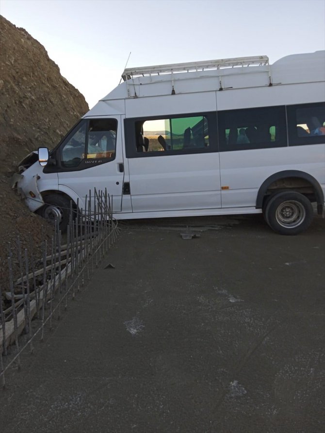 Diyarbakır'da yolcu minibüsünün menfeze çarptığı kazada 9 kişi yaralandı