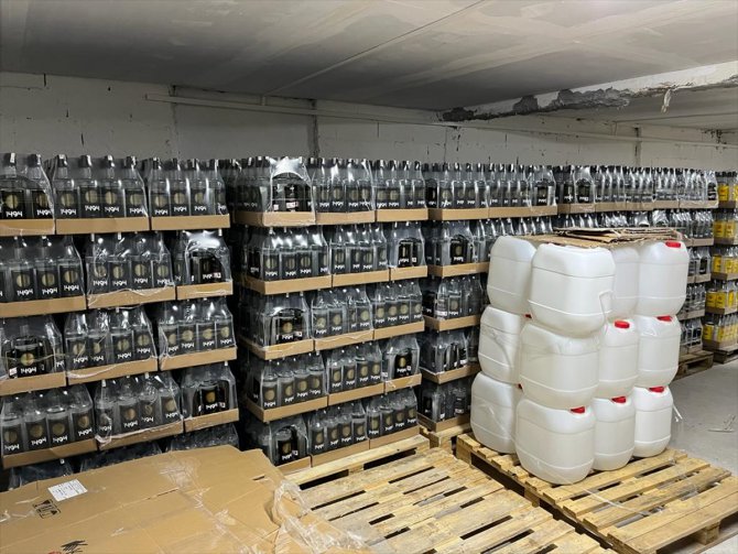 Edirne'de imalathane olarak kullanılan bir evde 26 bin 300 şişe sahte içki ele geçirildi