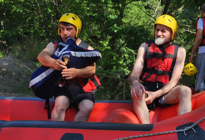 Erzurumlu arkadaş grubu Bursa'da tulum eşliğinde rafting yaptı