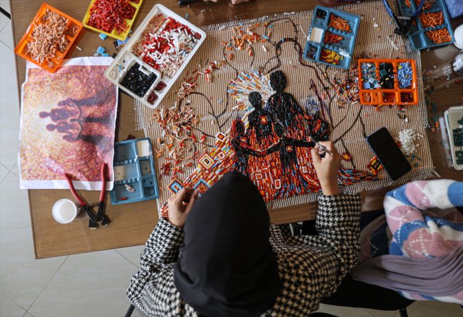 Gazzeli bir grup sanatçı, kısıtlı imkanlarına rağmen "mozaik sanatını" canlandırmayı hedefliyor
