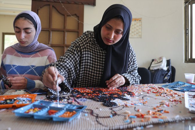 Gazzeli bir grup sanatçı, kısıtlı imkanlarına rağmen "mozaik sanatını" canlandırmayı hedefliyor