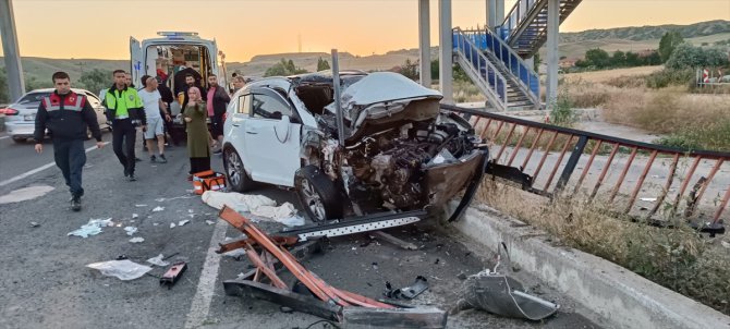 Kırıkkale'de demir korkuluklara çarpan otomobildeki 1 kişi öldü, 2 kişi yaralandı