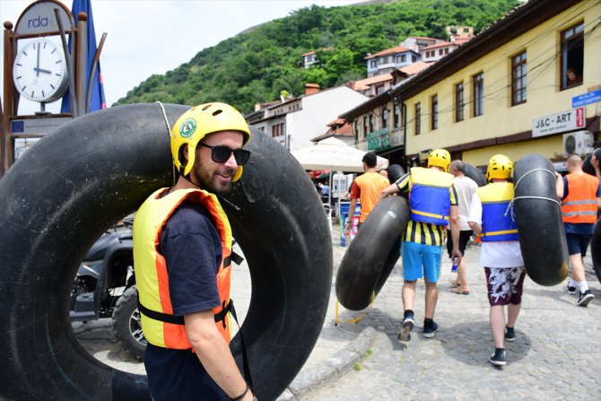 Kosova'da kamyon ve traktör şambrelleri ile rafting yarışması düzenlendi