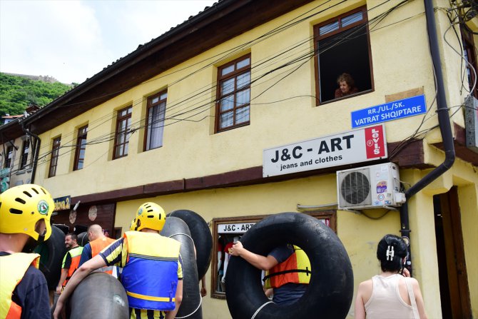 Kosova'da kamyon ve traktör şambrelleri ile rafting yarışması düzenlendi