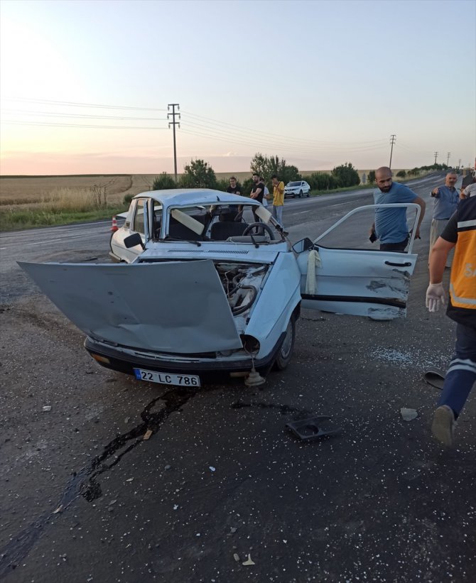 Tekirdağ'da hafif ticari araçla çarpışan otomobilin sürücüsü hayatını kaybetti