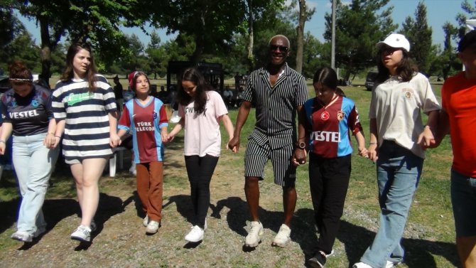 Trabzonspor’un eski yıldızı Yattara, Kocaeli'de çocuklarla top oynadı