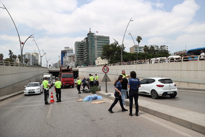 Adana'da kamyonla çarpışan motosikletin sürücüsü öldü
