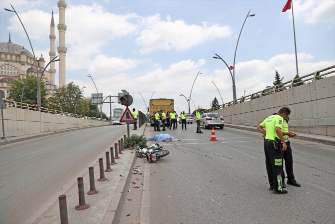 Adana'da kamyonla çarpışan motosikletin sürücüsü öldü