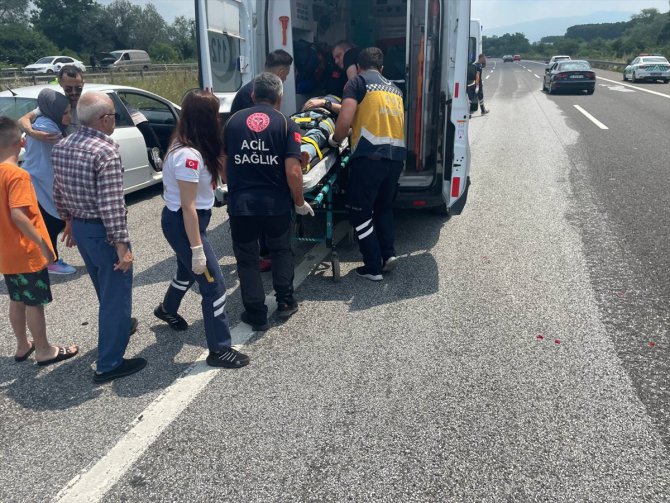 Anadolu Otoyolu'nda 6 aracın karıştığı zincirleme kazada 5 kişi yaralandı