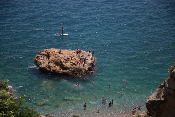 Antalya'nın sahillerinde bayram tatili hareketliliği sürüyor