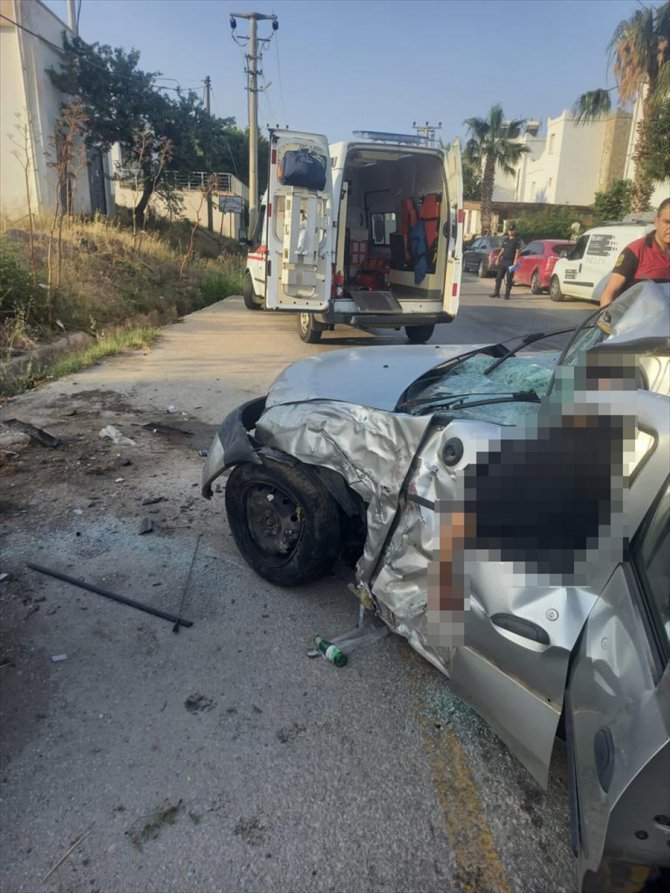 Bodrum'da elektrik direğine çarpan otomobilin sürücüsü öldü