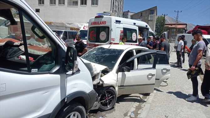 Hakkari'de minibüs ile otomobilin çarpıştığı kazada 3 kişi yaralandı