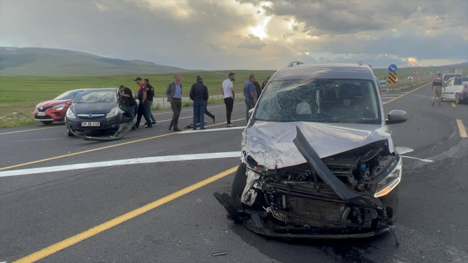Kars'ta iki aracın çarpışması sonucu 4 kişi yaralandı