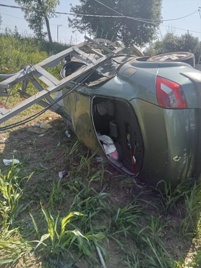 Kastamonu'da elektrik direğine çarparak devrilen otomobildeki 3 kişi yaralandı