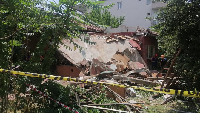Kocaeli'de demir kestikleri evin tavanının çökmesi sonucu 1'i çocuk 2 kişi öldü