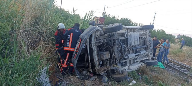 Malatya'da yük treniyle çarpışan minibüsteki 2 kişi yaralandı