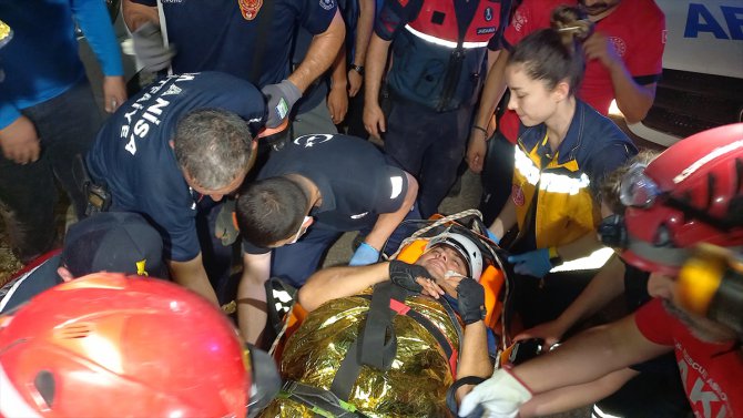 Manisa'da kanyondan düşerek yaralanan kişi kurtarıldı