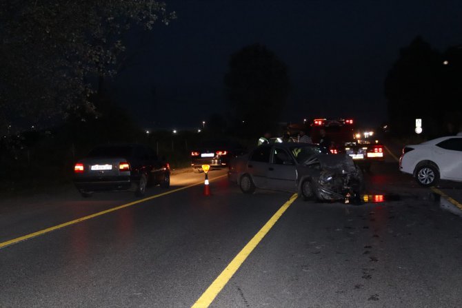 Sakarya'da 2 otomobilin çarpışması sonucu 5 kişi yaralandı